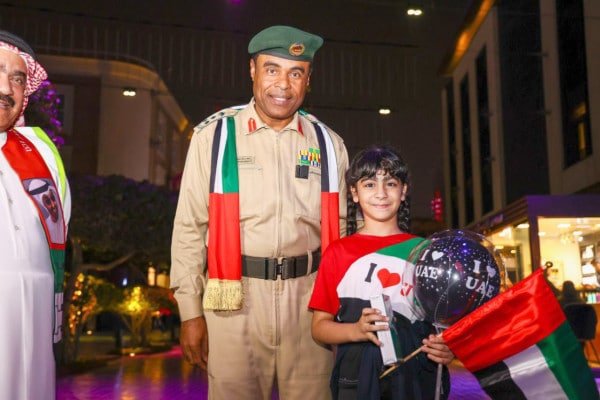 شرطة-دبي-تهنئ-أفراد-الجمهور-وتوزع-الهدايا-بمناسبة-عيد-الاتحاد-الـ51